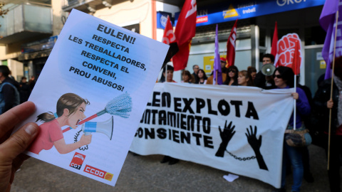 Protesta dels treballadors de neteja d'edificis de Girona per abusos laboral. XAVIER PI