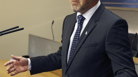 El presidente de Unión del Pueblo Navarro (UPN), Javier Esparza, durante la rueda de prensa ofrecida en el Congreso de los Diputados tras la audiencia con el rey Felipe. EFE