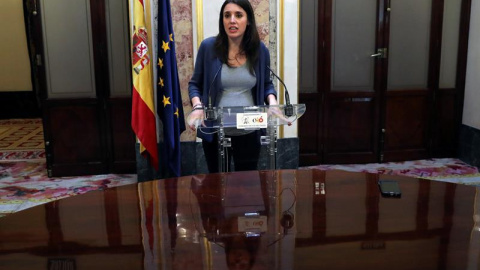 31/05/2018.- La portavoz de Podemos en el Congreso Irene Montero, en rueda de prensa en el Escritorio en la primera jornada de la moción de censura presentada por su partido contra el presidente del Gobierno, Mariano Rajoy. EFE/ JJ Guillén