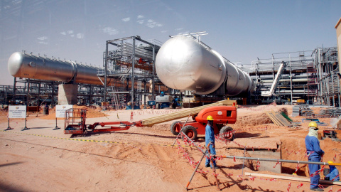 Imagen de archivo de las instalaciones de la petrolera saudí Aramco en Khurais, que atacada este fin de semana con drones, reuivindicados por los rebeldes hutíes de Yemen. EFE / EPA / ALI HAIDER