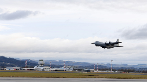 C-130 Hercules aterrizando. Foto de archivo.