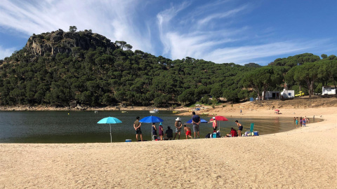 Varios bañistas en el pantano de San Juan en la localidad madrileña de San Martín de Valdeiglesias.