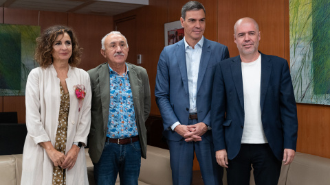 La vicesecretaria general del PSOE, María Jesús Montero, el secretario general, Pedro Sánchez, junto los líderes de UGT y CCOO, Pepe Álvarez y Unai Sordo.