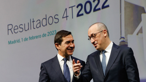 El presidente de BBVA, Carlos Torres Vila (i), y el consejero delegado, Onur Genç (d), presentan los resultados del banco correspondientes al ejercicio 2022). EFE/Mariscal