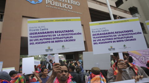 Integrantes del Consejo Cívico de Organizaciones Populares e Indígenas de Honduras, realizan un plantón en las instalaciones del Ministerio Público en Tegucigalpa (Honduras), donde exigen justicia para la ambientalista Berta Cáceres. EFE/Gu