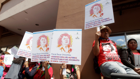 Integrantes del Consejo Cívico de Organizaciones Populares e Indígenas de Honduras, realizan un plantón en las instalaciones del Ministerio Público en Tegucigalpa (Honduras), donde exigen justicia para la ambientalista Berta Cáceres. REUTER