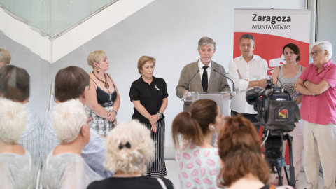 El alcalde de Zaragoza, Pedro Santisteve; el concejal de Economía y Cultura, Fernando Rivarés; las concejalas del PSOE y de Cha, Lola Campos y Leticia Crespo, y representantes de asociaciones memorialistas, en la presentación de la oficina.