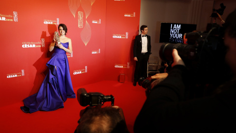 La actriz Penelope Cruz posa ante los fotógrafos tras recibir  el Cesar de Honor, en la gala de entrega de los premios del cine francés. EFE/EPA/ETIENNE LAURENT