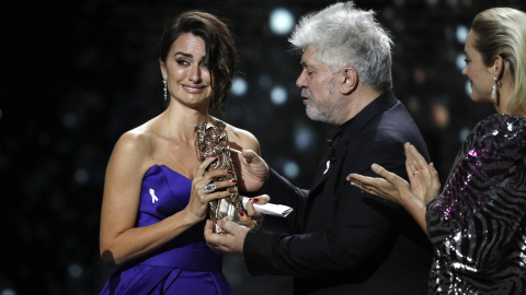 Penelope Cruz recibe el Cesar de Honor de manos de  Pedro Almodovar, mientras la actriz Marion Cotillard aplaude, durante la gala de entrega de los premios del cine francés. EFE/EPA/YOAN VALAT