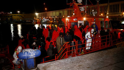 Un grupo de migrantes llega al puerto de Málaga. (JON NAZCA | REUTERS)