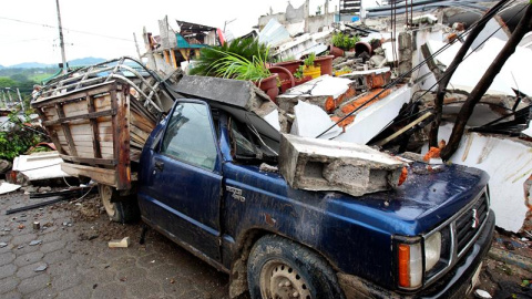 Estado en el que se encuentran este domingo los edificios y vehículos de Pedernales (Ecuador). EFE/José Jácome