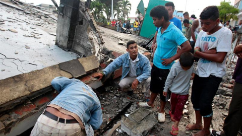 Los pobladores de Pedernales (Ecuador) entre las casas destruidas y los escombros. EFE/José Jácome