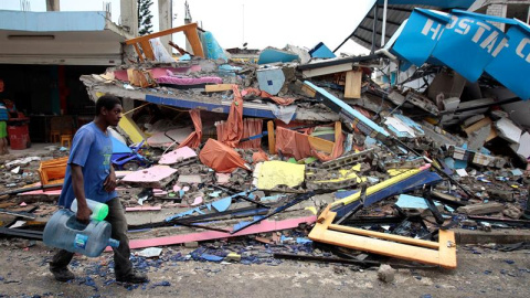 Un habitante de Pedernales (Ecuador), afectado por el terremoto de 7,8 grados en la escala de Richter registrado el sábado en la costa norte de Ecuador. EFE/José Jácome