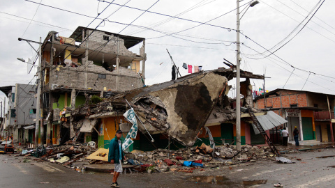 Un hombre frente a un edificio derruido tras el terremoto en Ecuador. EFE