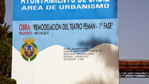 Cartel de las obras del Teatro Pemán, en Cádiz, cerrado desde hace más de seis años.