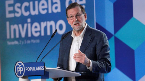 El presidente del Gobierno y del Partido Popular, Mariano Rajoy, durante su intervención en la Escuela de Invierno del Partido Popular de Canarias, celebrada hoy en Santa Cruz de Tenerife. EFE/Cristóbal García