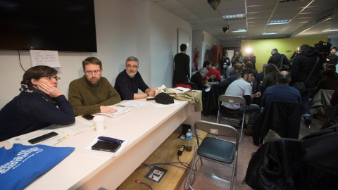 Mireia Boya (i), Vidal Aragonés (c) y Carles Riera (d) durante la reunión del consejo político de la CUP celebrado hoy en Barcelona para valorar la propuesta de acuerdo de JxCat y ERC para desbloquear la legislatura en Cataluña (Marta Perez