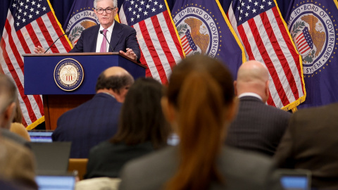 El presidente de la Reserva Federal de EEUU, Jerome Powell, durante la rueda de prensa posterior a la primera reunión del banco central estadounidense en 2023, en la que ha subido los tipos de interés hasta el 4,5/4,7%. REUTERS/Jonathan Ern