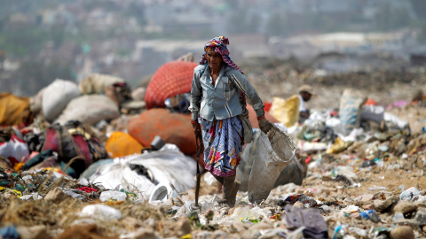 Una mujer recoge reciclables de un basurero en Nueva Delhi, India. REUTERS/Anindito Mukherjee