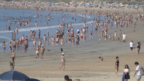 09/10/2023 - Cientos de personas disfrutaban de la Playa América en Galicia el fin de semana pasado, a fecha de 7 de octubre