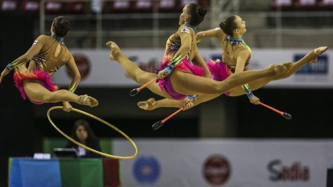 El equipo de Finlandia participa en la ronda clasificatoria de gimnasia rítmica por equipos del Torneo Preolímpico de Gimnasia, en la Arena Olímpica de Río de Janeiro (Brasil). EFE/Antonio Lacerda