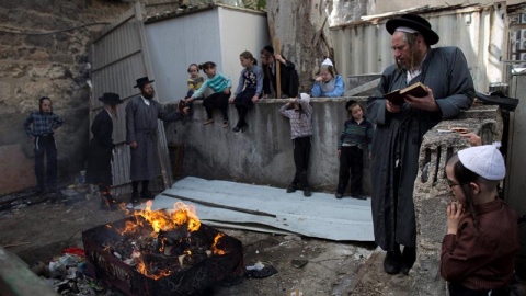 Judíos ultraortodoxo queman pan leudado durante la celebración del Pésaj, la Pascua judía, en el área de Mea Shearim en Jerusalén, Israel. EFE/Abir Sultan