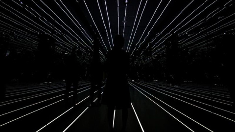 Imagen de la silueta de varias personas que visitan una sala caleidoscópica en el observatorio Sky Circus en Tokio, Japón. EFE/Franck Robichon