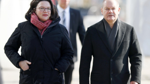 El presidente interino del SPD, Olaf Scholz, y la candidata a la dirección del partido, Andrea Nahles, se dirigen a realizar  unas declaraciones antes del recuento de los votos de la consulta a la militancia sobre la repetición de la gran c