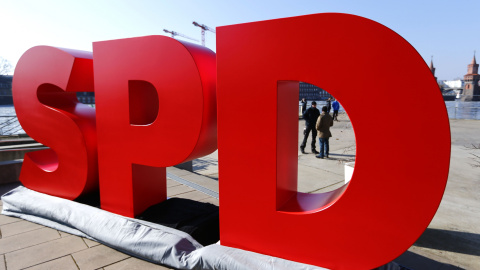 El logo del Partido Socialdemócrata Aleman (SPD) frente a su sede en Berlin. REUTERS/Hannibal Hanschke