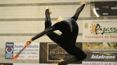 Adrián Munuera durante una rutina de mazas. Club Purpurina