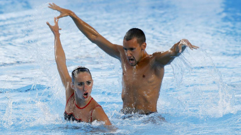 Berta Ferreras y Pau Ribes durante la rutina del dúo mixto libre de natación sincronizada en el Mundial de Budapest 2017. Alberto Estévez/EFE