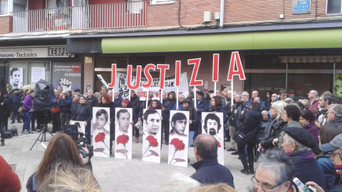 Miles de personas se manifiestan en Vitoria para pedir justicia para las víctimas de la masacre de la Policía Armada.- EP