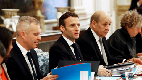 El presidente francés, Emmanuel Macron, preside el Consejo de Ministros en el Palacio del Eliseo, en París. EFE/ Christophe Ena