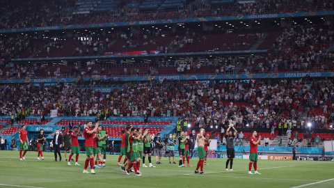 Los jugadores de Portugal saludan a los aficionados desplazados al estadio de Budapest, tras finalizar el partido de la Eurocopa contra Francia este miércoles 23 de junio de 2021.