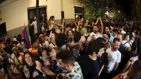 Cientos de personas de fiesta el pasado sábado 3 de julio en el barrio madrileño de Chueca.