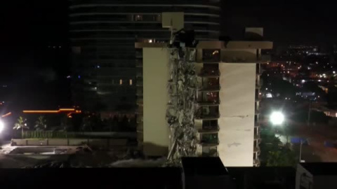 Derrumban con una explosión controlada los restos del edificio colapsado en Miami