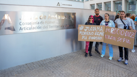 10/10!23-Miembros de la plataforma de Afectados por el Bono Alquiler Joven en Andalucía, protestan a las puertas de la Consejería de Fomento, Articulación del Territorio y Vivienda, a 09 de octubre del 2023 en Sevilla.