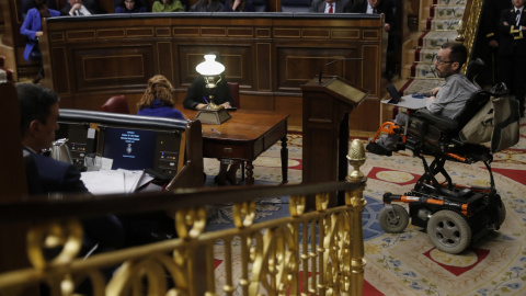 24/01/2023.- El portavoz parlamentario de Unidas Podemos, Pablo Echenique (d), interviene durante la sesión plenaria de este martes en el Congreso de los Diputados en Madrid. EFE/ Juan Carlos Hidalgo