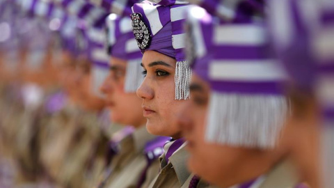 Varias agentes de la policía india forman parte de la guardia de honor durante una ceremonia de bienvenida en el complejo del Secretariado Civil en Srinagar, la capital estival de la parte de Cachemira administrada por la India. EFE/Farooq 