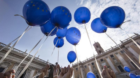 Varias personas participan en una ceremonia por el Día de Europa en Roma, Italia. EFE/Massimo Percossi