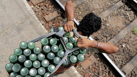 Un vendedor indio transporta refrescos en una estación de tren un caluroso día en Calcuta, en el este de la India. EFE/Piyal Adhikary