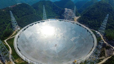 Última fase de construcción del telescopio más grande del mundo en las montañas de Pingtang, provincia de Guizhou, China. REUTERS/Stringer