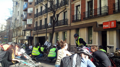 Bicipiquete del 29-M frente a la sede del PSOE. Brocco Lee