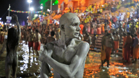 Un hombre hindú se  'baña' en cenioza después de bañarse en las aguas del río Shipra durante el segundo día de 'Shahi Snan' (Gran baño) en Simhastha Kumbh Mela, Ujjain, India. REUTERS/Jitendra Prakash