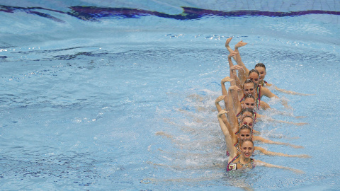 El equipo de natación sincronizada francés compite durante la última prueba del Campeonato de Natación Sincronizada que se disputa en Londres, Inglaterra. REUTERS/Mattew Childs