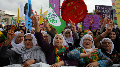 Manifestantes turcas gritaban lemas hoy durante un mitin con motivo del Día de la Mujer en Estambul. REUTERS / Huseyin Aldemir