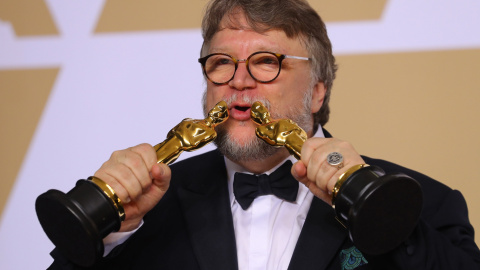 El director mexicano Guillermo del Toro posa con sus dos Oscar, por la mejor dirección y mejor película por 'La forma del agua', tras la gala de los premios de Hollywood REUTERS/Mike Blake