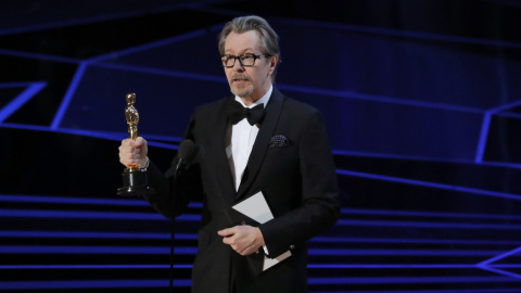 El actor británico Gary Oldman, sostiene su Premio Oscar al Mejor Actor por 'El instante más oscuro'.. REUTERS/Lucas Jackson