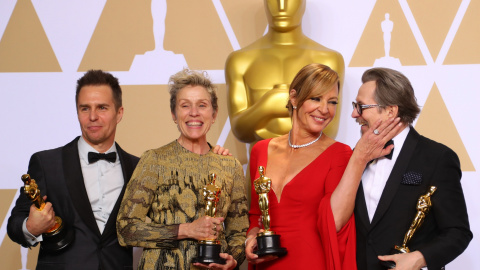 Los actores Sam Rockwell, Frances McDormand, Allison Janney y Gary Oldman, posan tras recibir sus Oscar. REUTERS/Mike Blake