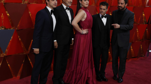 El equipo de la película chilena 'Una mujer fantástica', con su director Sebastian Lelio y la actriz Daniela Vega, en la alfombra roja a su llegada a la gala de los Premios Oscar. REUTERS/Carlo Allegri